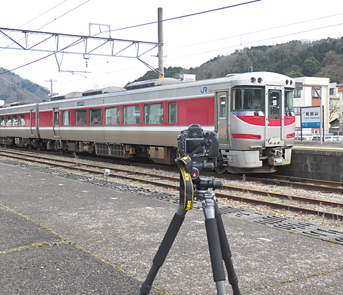 和田山駅でキハ189-2を撮影する光景