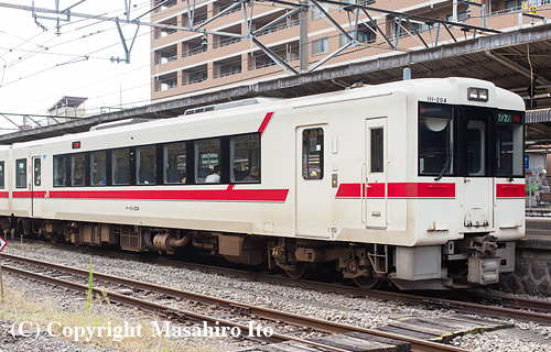 キハ111-204（Tamron Model F013 で撮影）