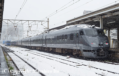 雪の降るなか、長崎駅2番ホームで発車を待つ「かもめ14号」