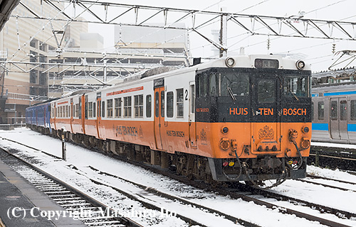 長崎駅で留置されているキハ66系（ハウステンボス色編成）