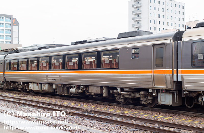 キハ85系量産先行車の中間普通車（キハ84-1） | トレイン