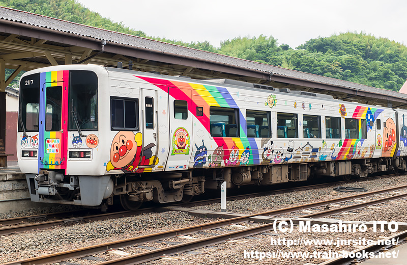 アンパンマン列車」仕様の2100形台車振替車（アンパンマン号の 2117