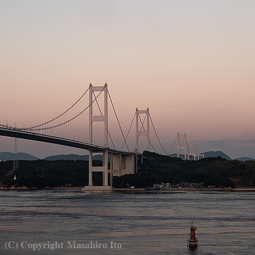 夕日に映える来島海峡第三大橋