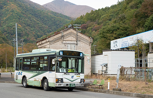 元国際興業の岩手県交通バスとイギリス積みのレンガ倉庫