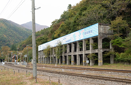 陸中大橋駅構内に残る釜石鉱山のホッパー遺構