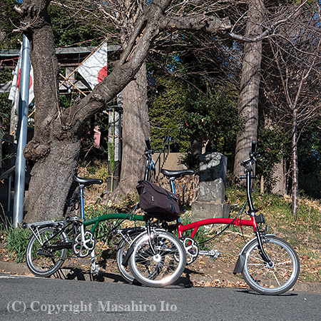 七ツ木神社の鳥居前にて記念写真