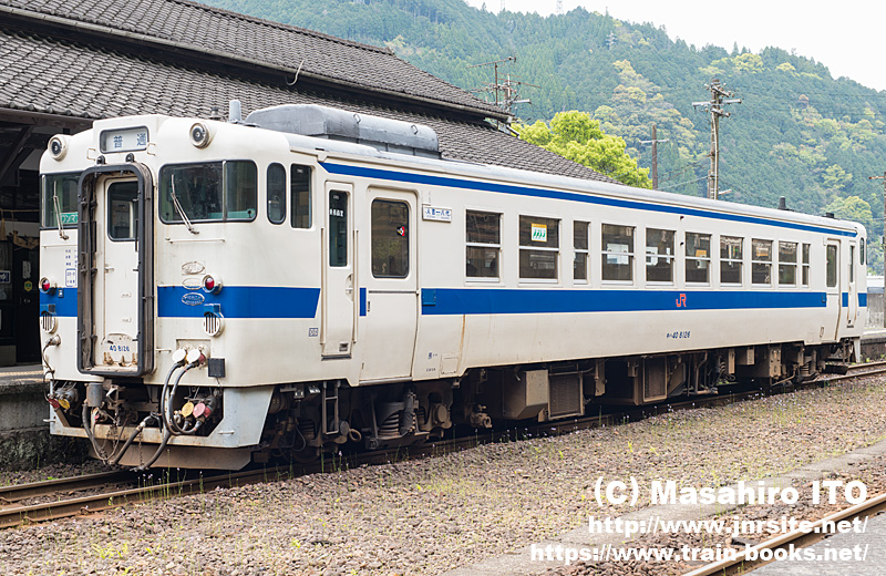 肥薩線などで使用されていた自動変速機搭載車の キハ40 8126