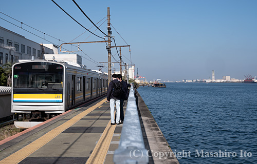 ホームが海に面している海芝浦駅