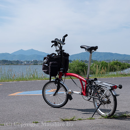 筑波山と霞ヶ浦をバックにブロンプトン